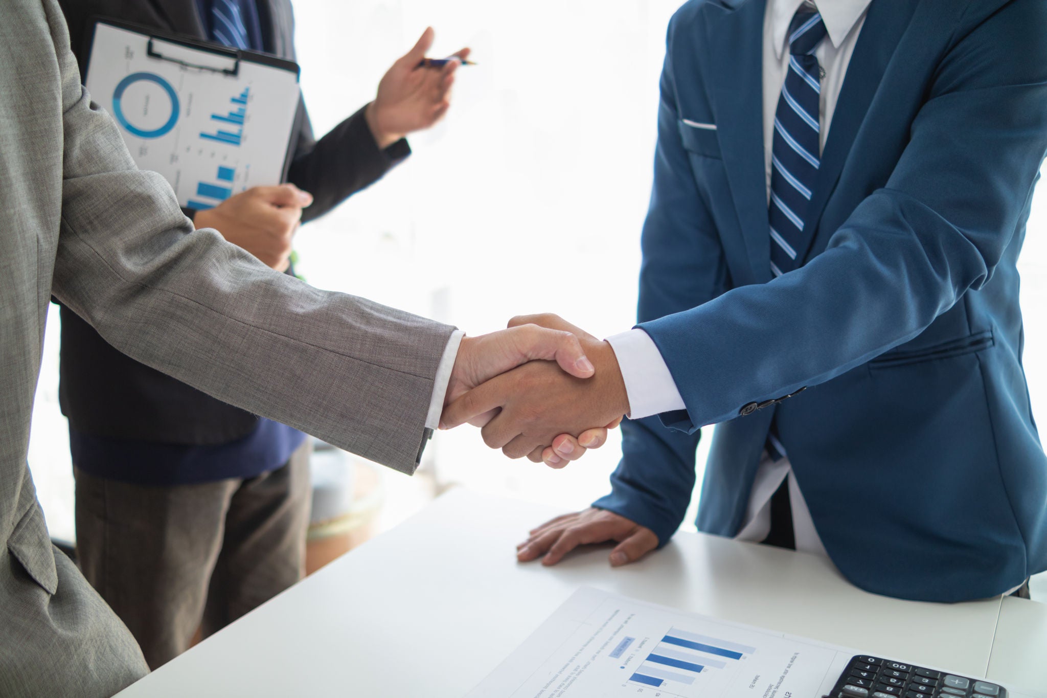 Businessmen and investors shake hands after attending  meeting with advisory team after receiving advice from  advisory team about jointly invested business. Businessmen Team handshake concept